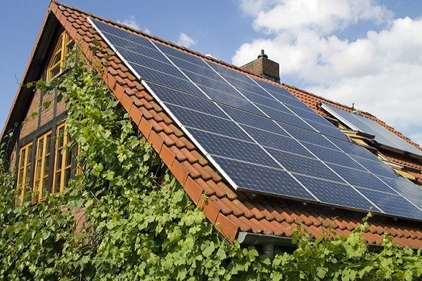 چسباندن پنل های خورشیدی روی سقف خانه ها،